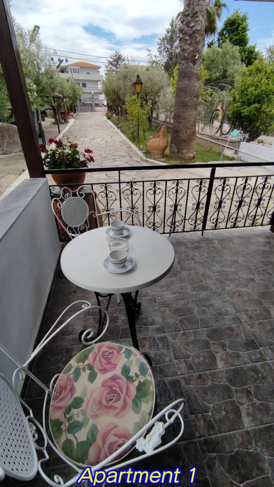Keti's Apartments Nea Moudania Bagian luar foto